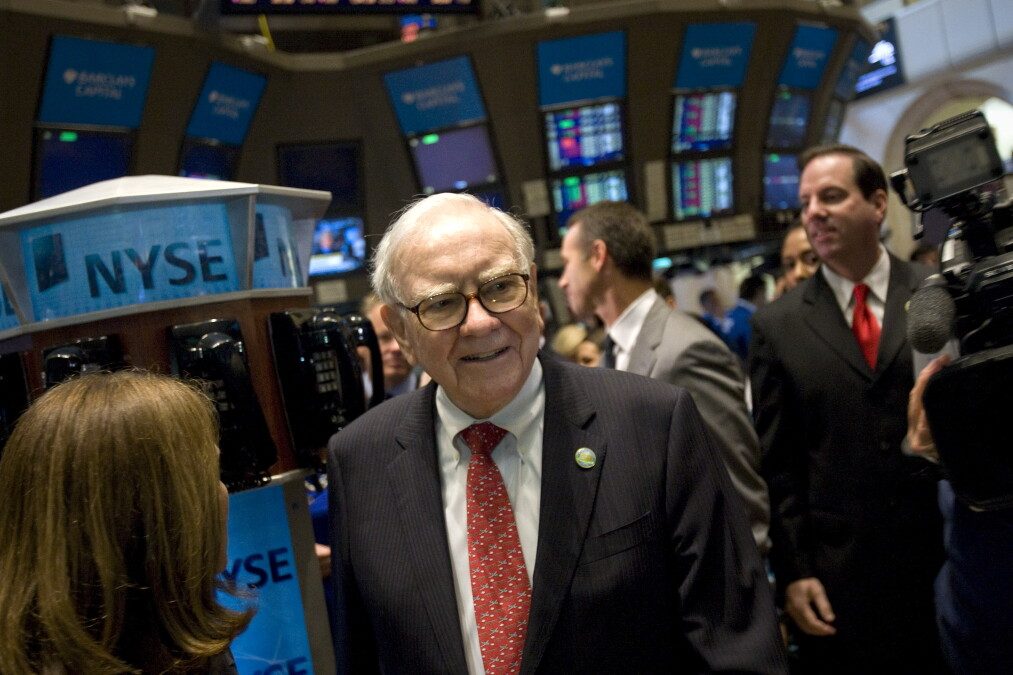 Berkshire Hathaway’s Record Cash Hoard Signals a Market Peak?